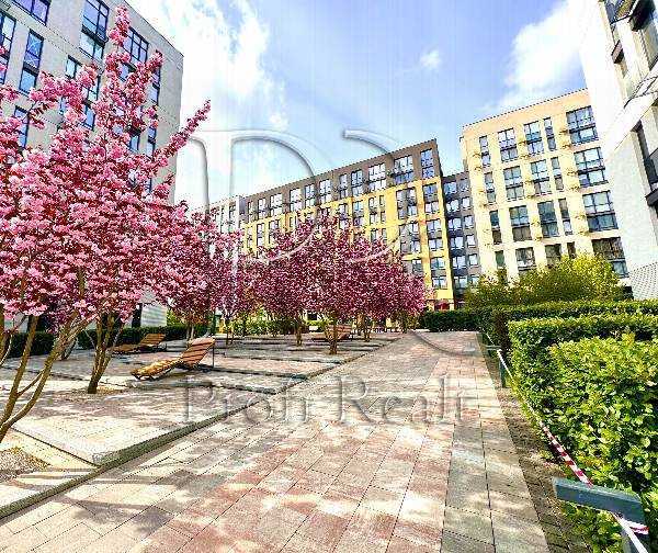 Продаж 3-кімнатної квартири 118 м², Салютна вул., 2