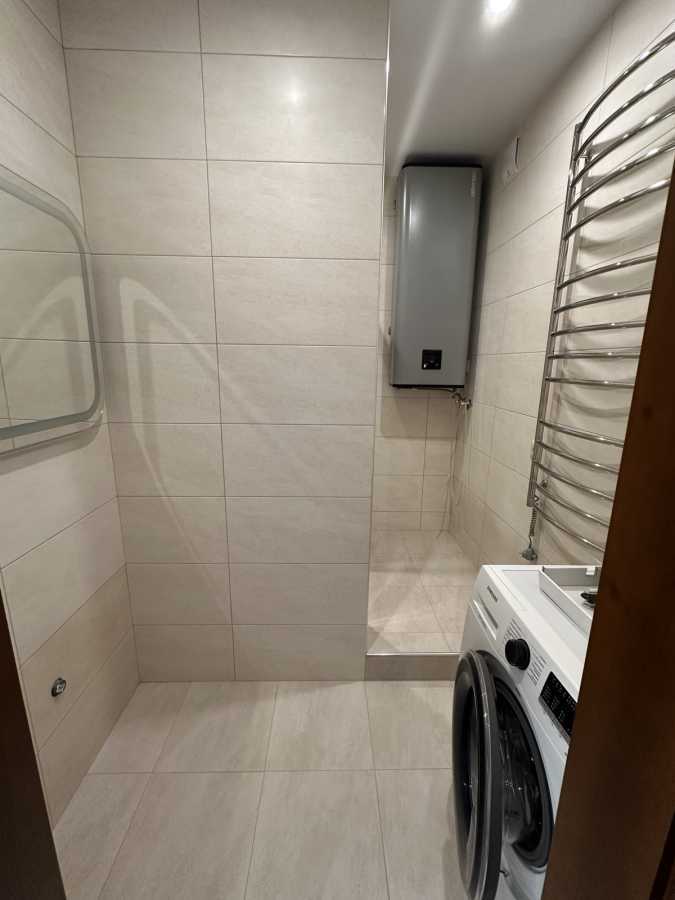 Продаж 2-кімнатної квартири 66.5 м², Каховська вул., 62А