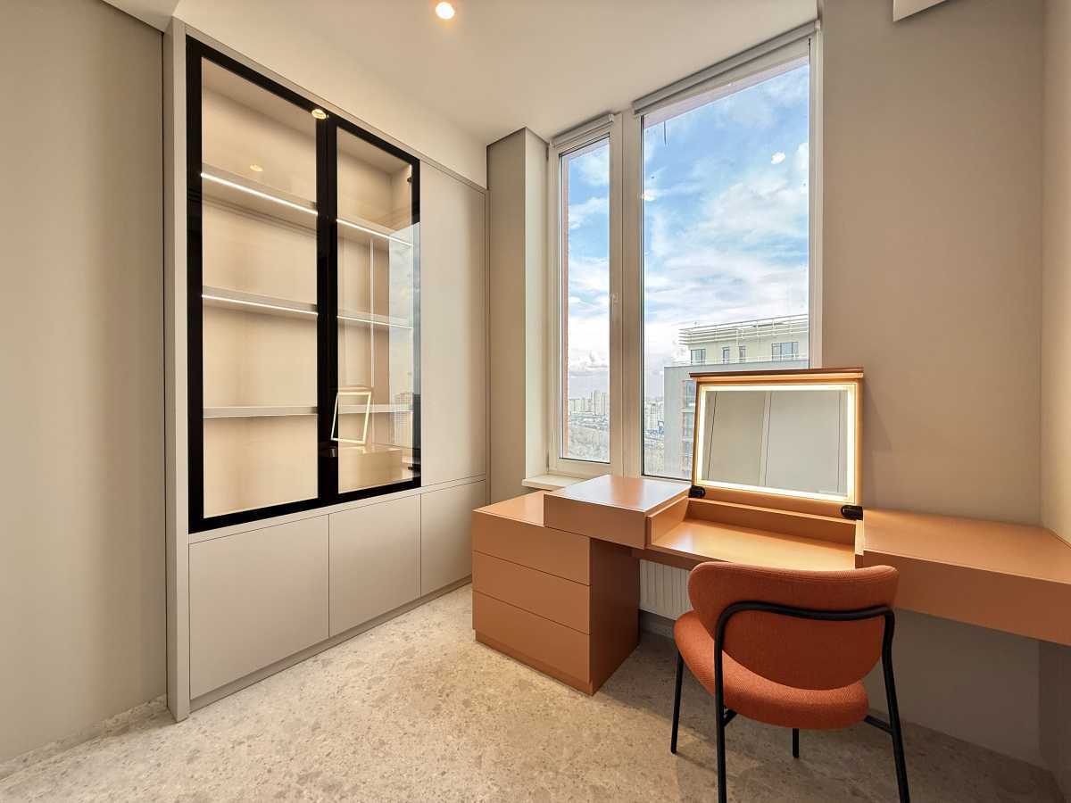 Продаж 5-кімнатної квартири 156 м², Дніпровська наб., 18б