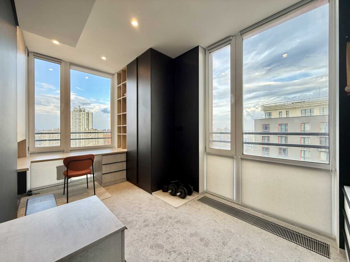 Продаж 5-кімнатної квартири 156 м², Дніпровська наб., 18б