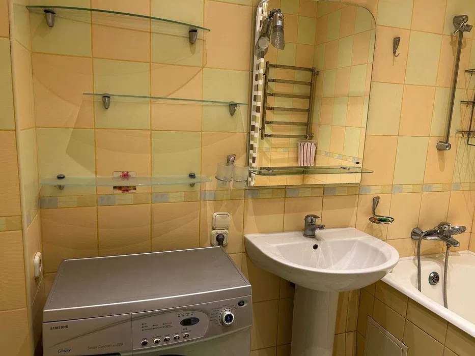 Продажа 2-комнатной квартиры 64 м², Драгоманова ул., 1Г