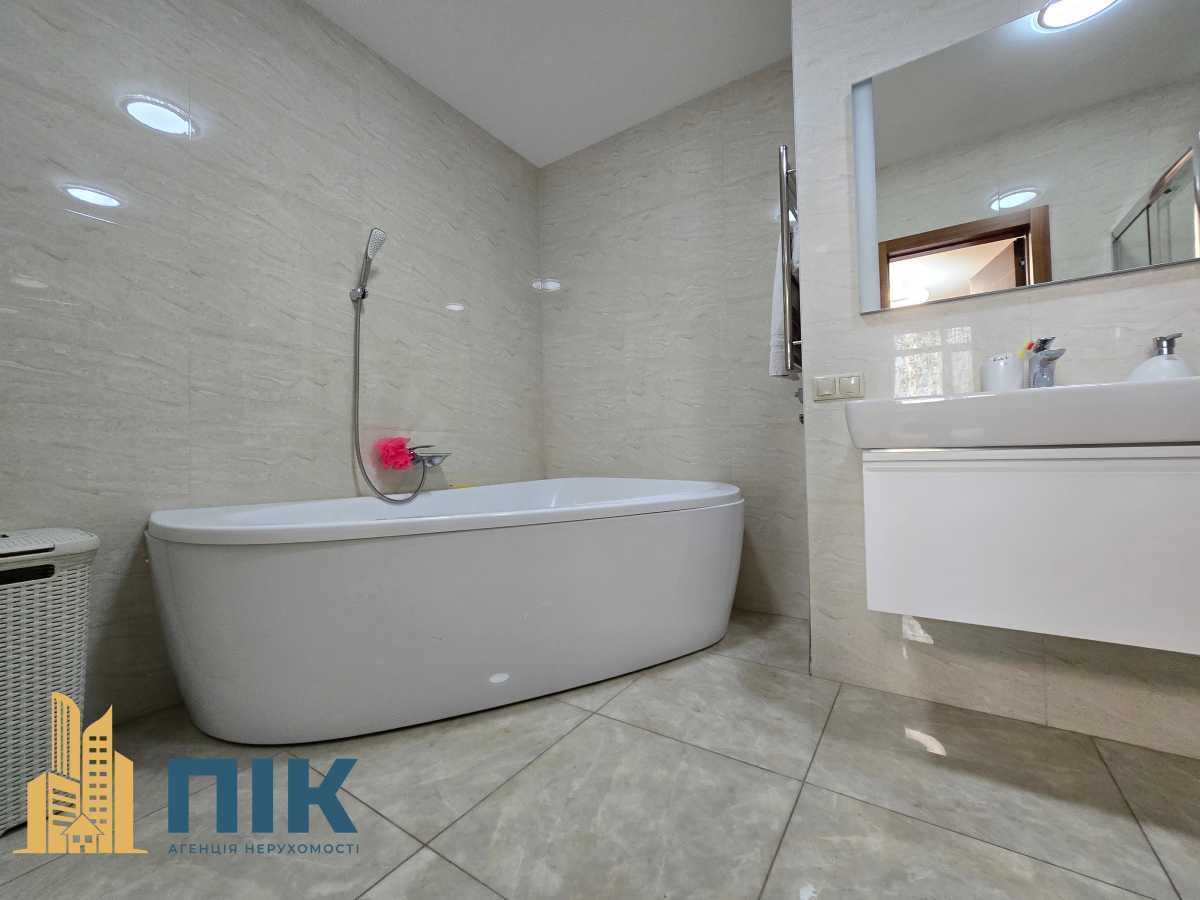 Продажа 3-комнатной квартиры 125 м², Героев Сталинграда просп., 2Д