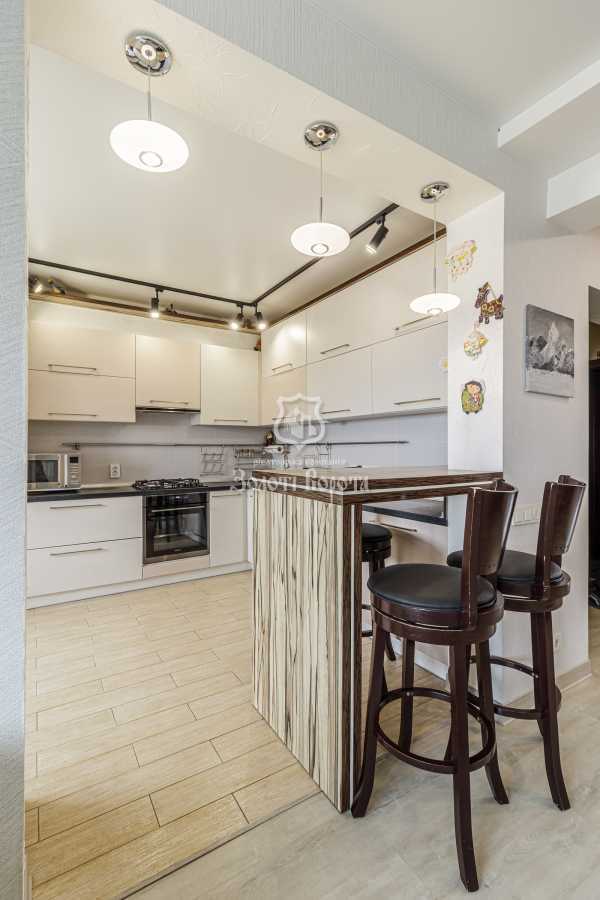 Продаж 4-кімнатної квартири 106.2 м², Південна, 7