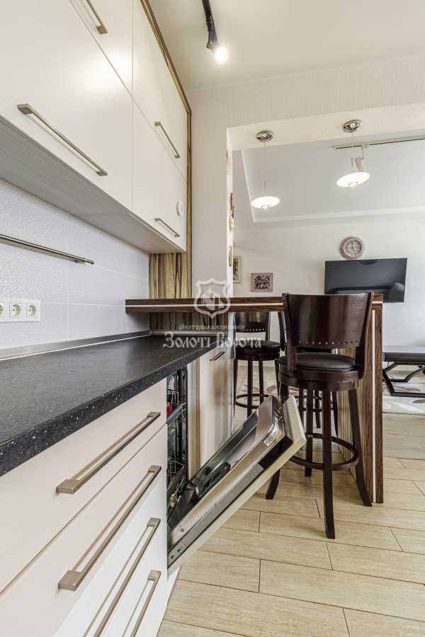 Продаж 4-кімнатної квартири 106.2 м², Південна, 7