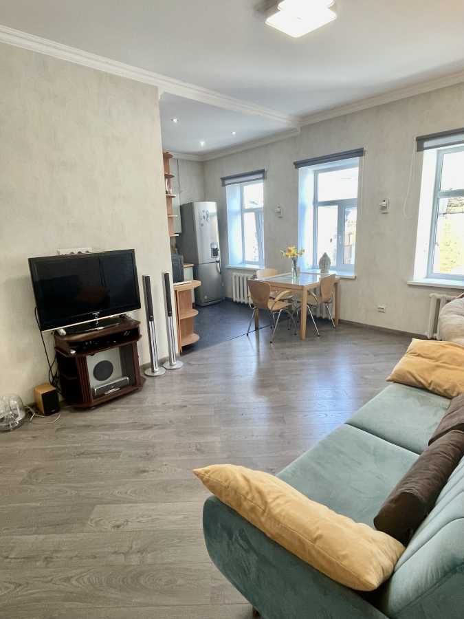 Оренда 1-кімнатної квартири 56 м², Нижній Вал вул., 33