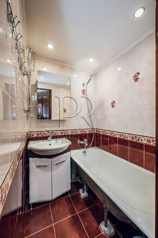 Продажа 2-комнатной квартиры 45 м², Академика Глушкова просп., 18