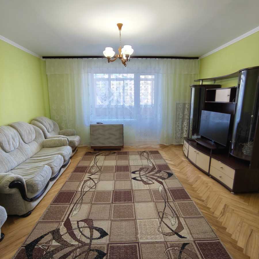 Продаж 4-кімнатної квартири 80 м², 8-а Садова вул.