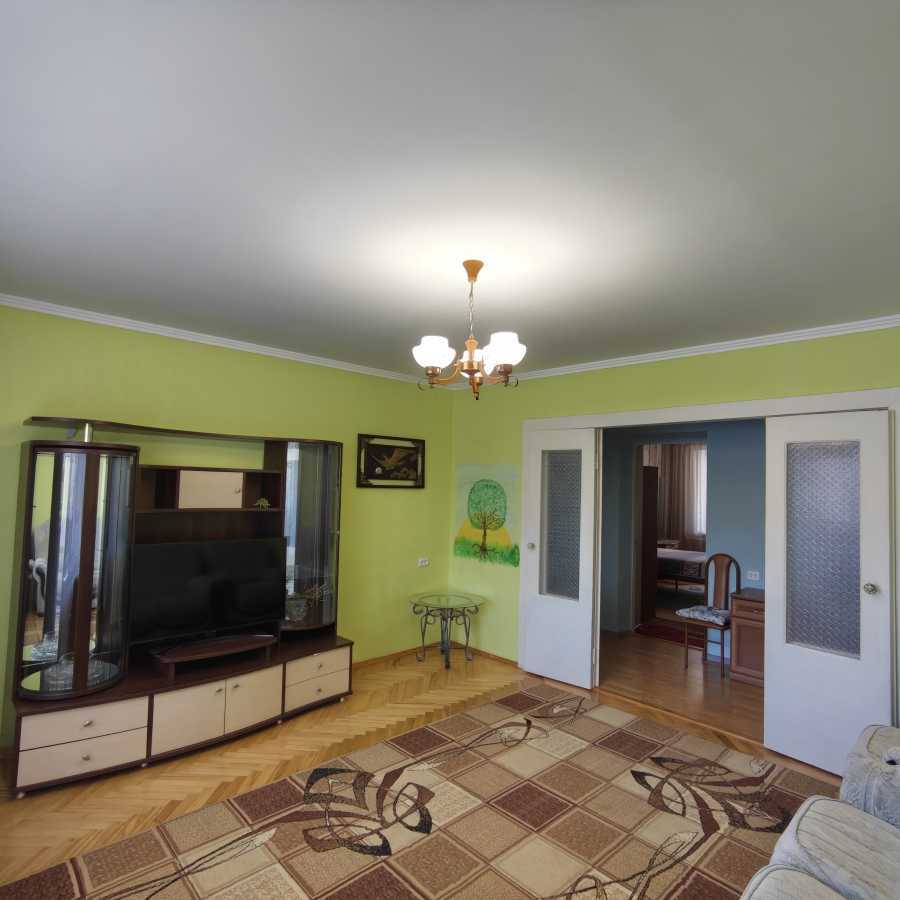 Продаж 4-кімнатної квартири 80 м², 8-а Садова вул.