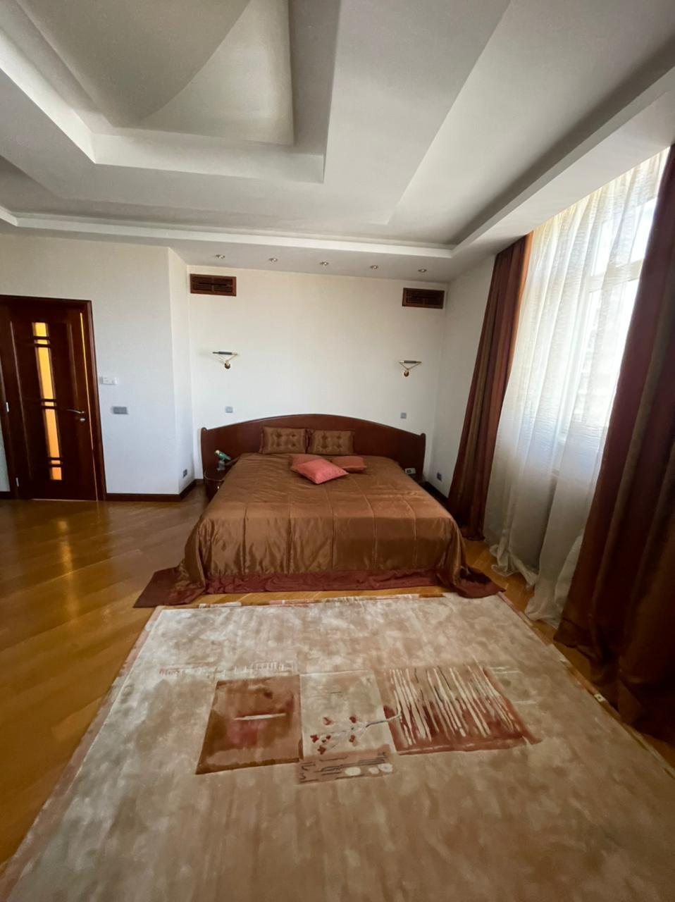 Продажа 4-комнатной квартиры 238.6 м², Предславинская ул., 31/11