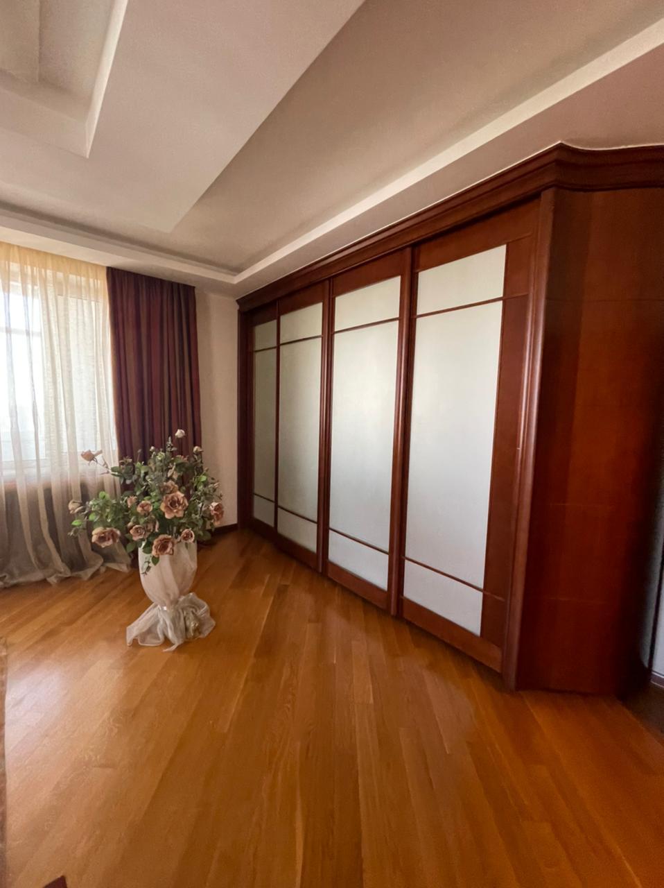 Продажа 4-комнатной квартиры 238.6 м², Предславинская ул., 31/11