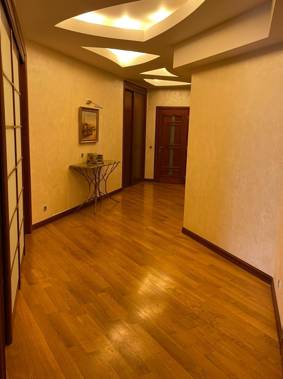 Продажа 4-комнатной квартиры 238.6 м², Предславинская ул., 31/11