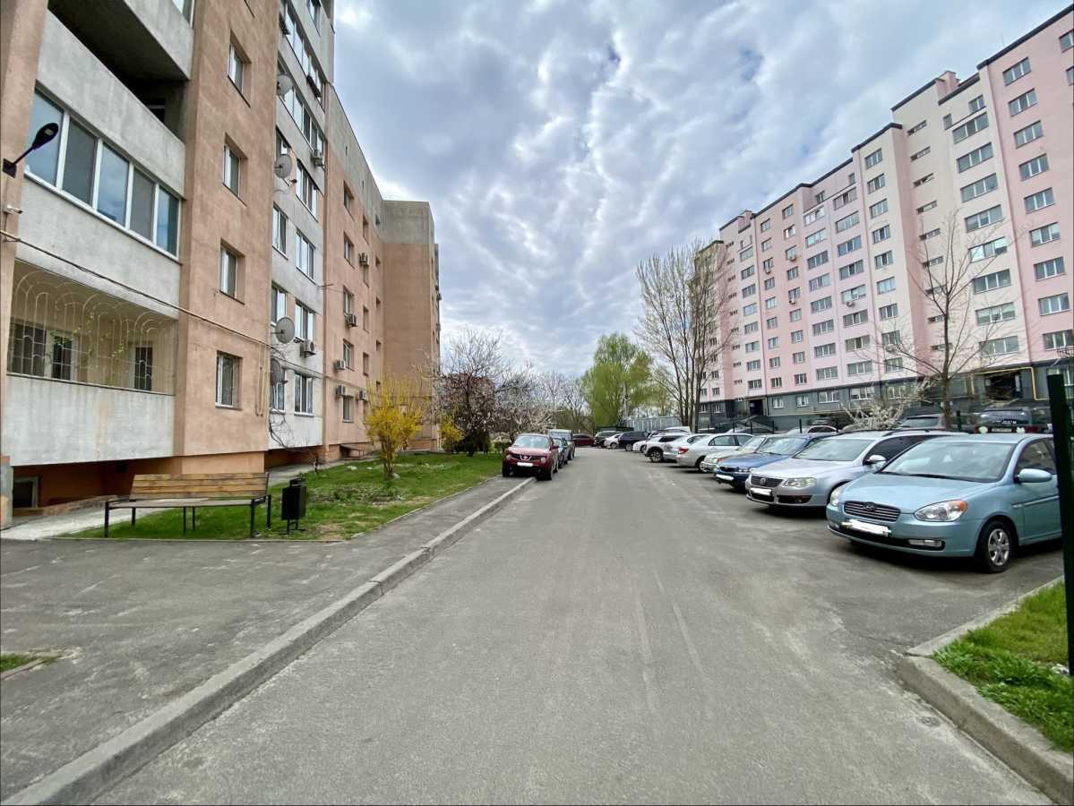 Продаж 1-кімнатної квартири 52.7 м², Головатого вул., 77А