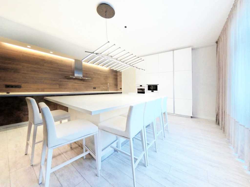 Оренда 3-кімнатної квартири 202 м², Євгена Коновальця вул., 44А