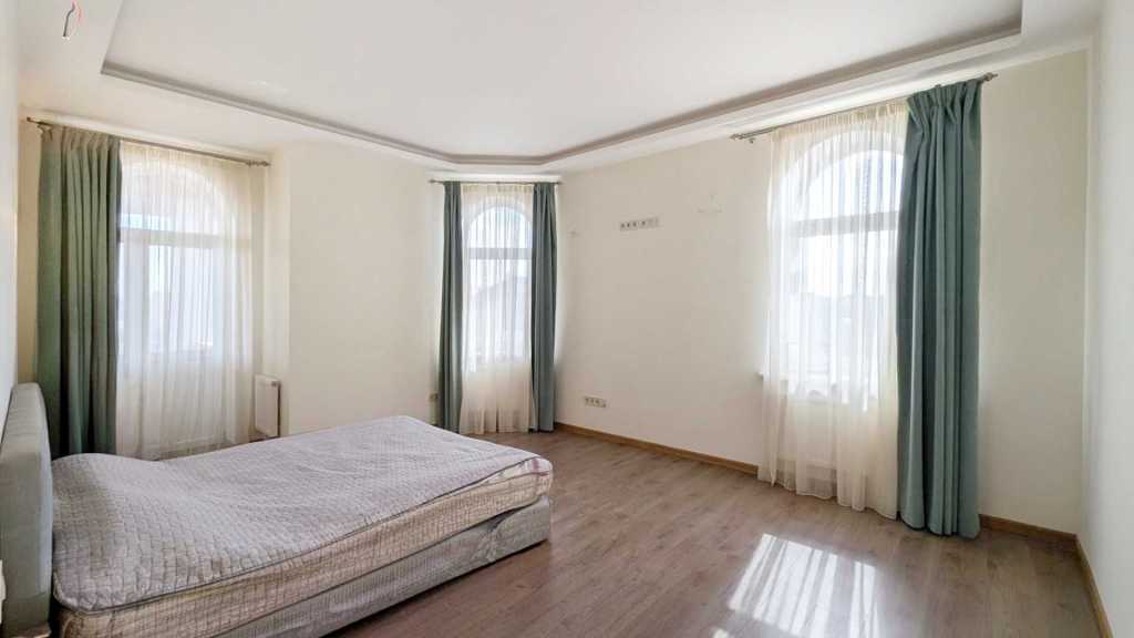 Продаж будинку 390 м², Лісна