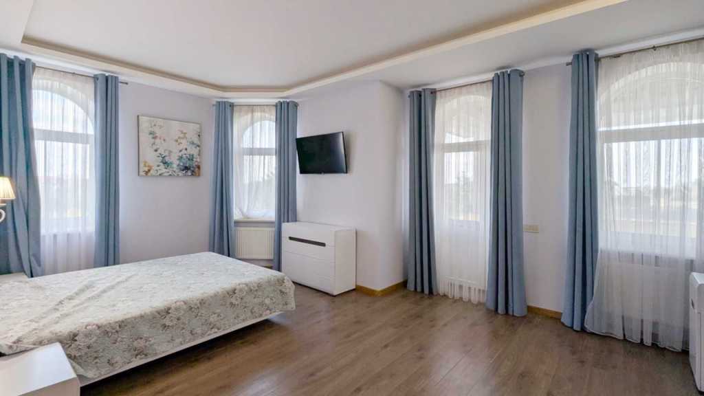 Продаж будинку 390 м², Лісна