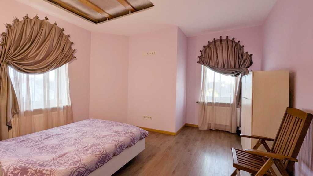 Продаж будинку 390 м², Лісна
