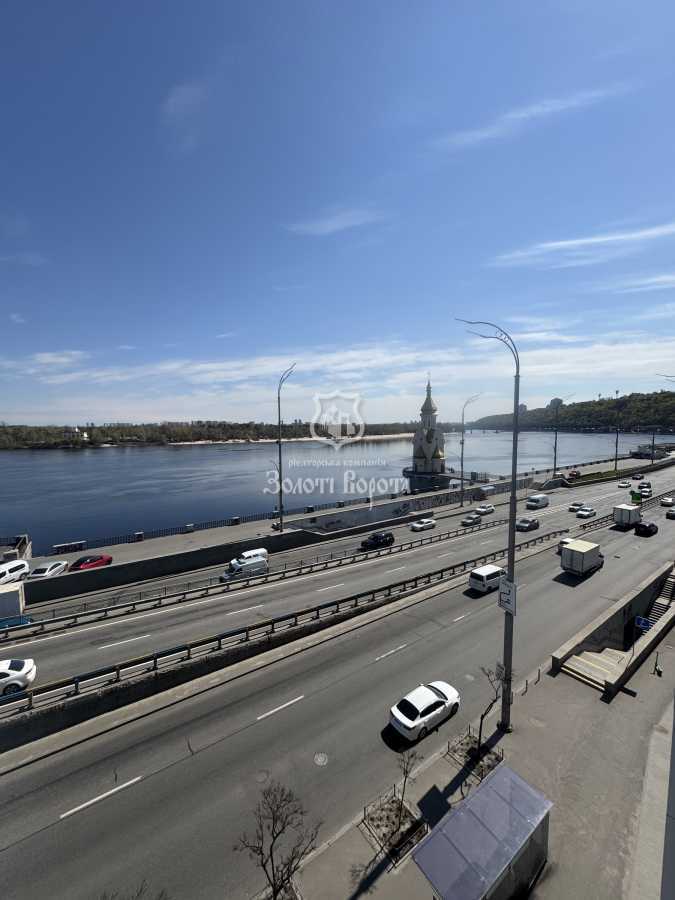 Продажа 2-комнатной квартиры 93.7 м², Набережно-Крещатицкая ул., 21