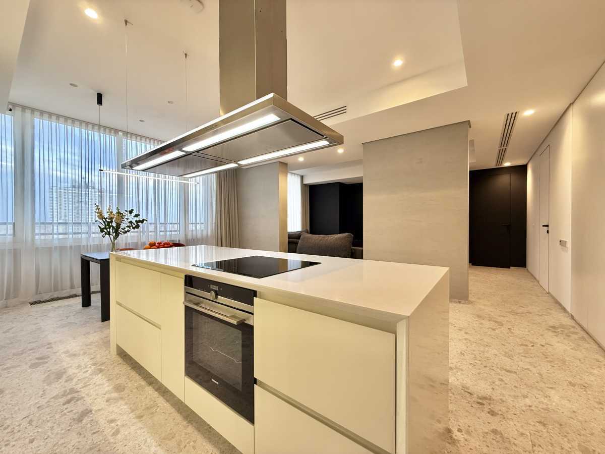 Продажа 5-комнатной квартиры 156 м², Днепровская наб., 18Б