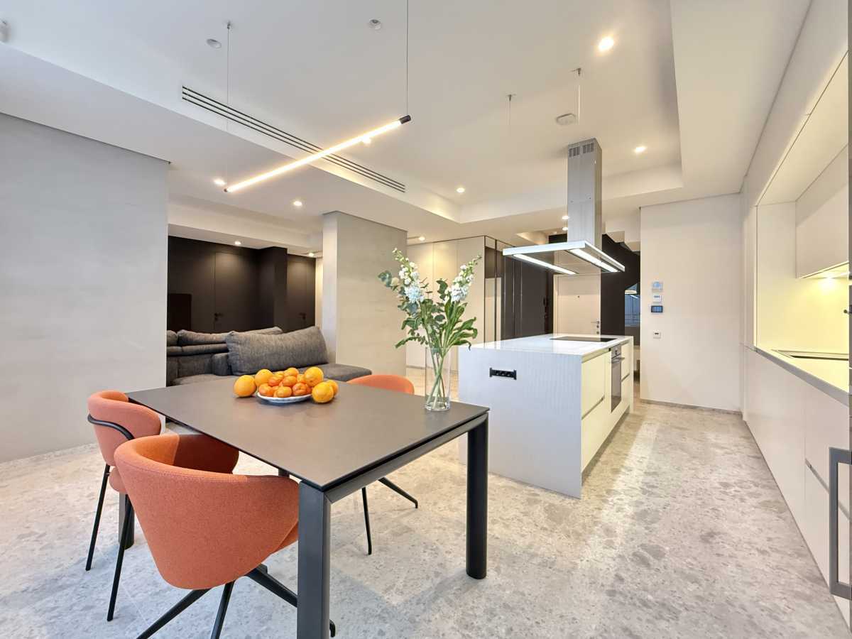 Продажа 5-комнатной квартиры 156 м², Днепровская наб., 18Б