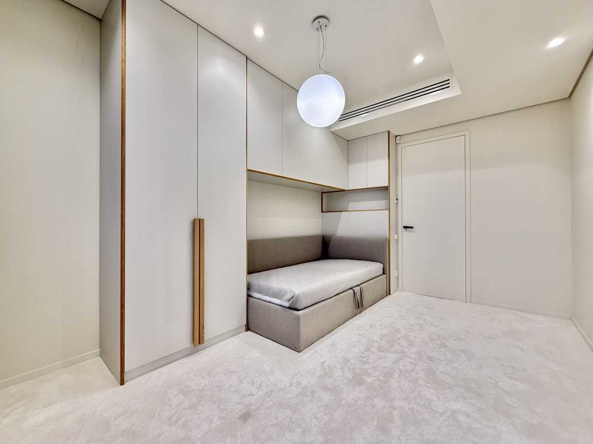 Продажа 5-комнатной квартиры 156 м², Днепровская наб., 18Б