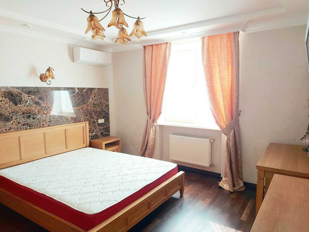 Продаж 4-кімнатної квартири 166 м², Боголюбова вул., 16