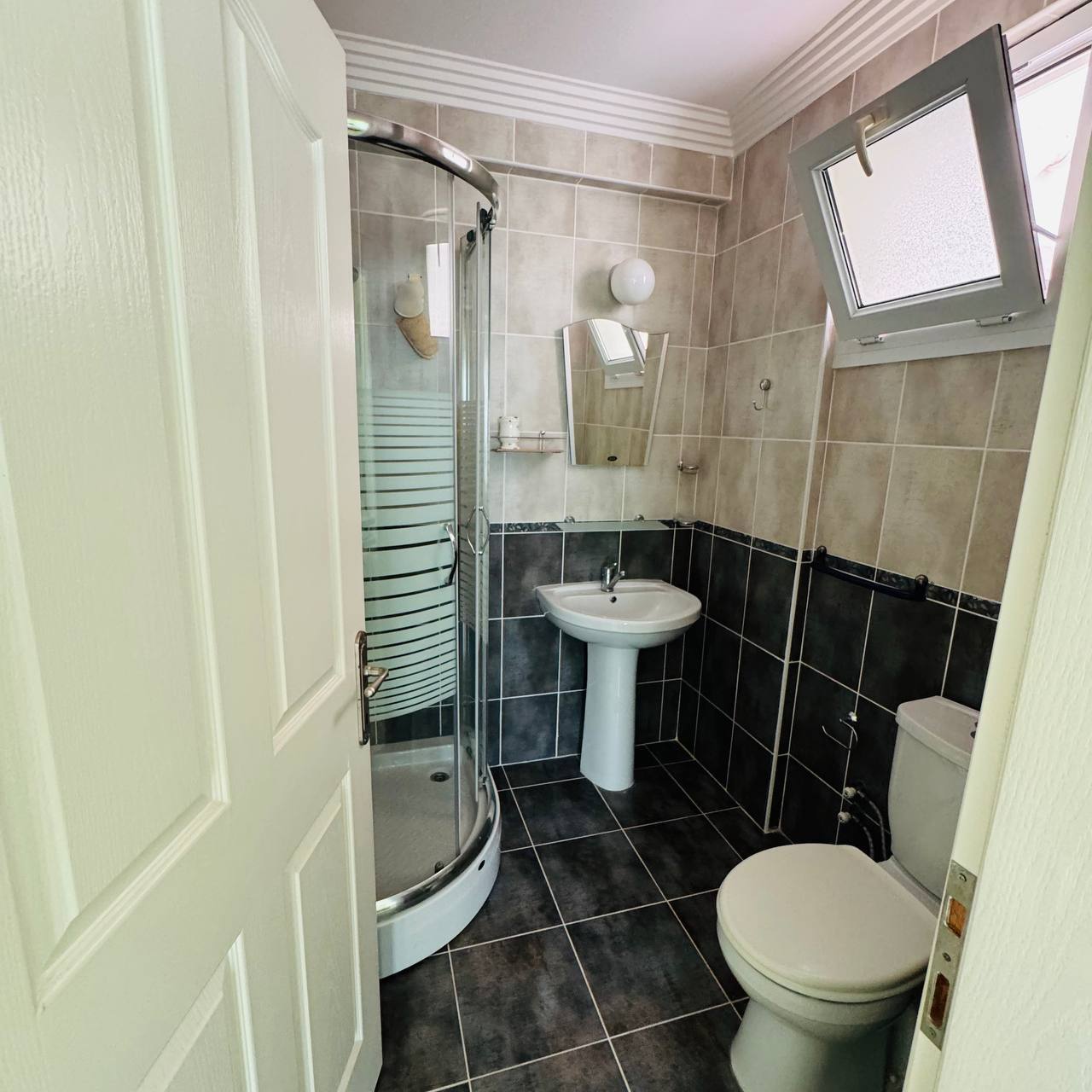 Продаж 3-кімнатної квартири 142 м²