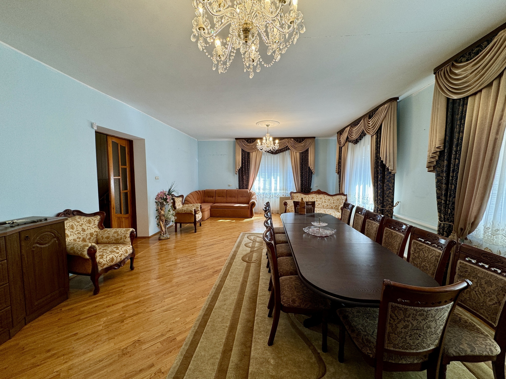 Продаж будинку 461 м²