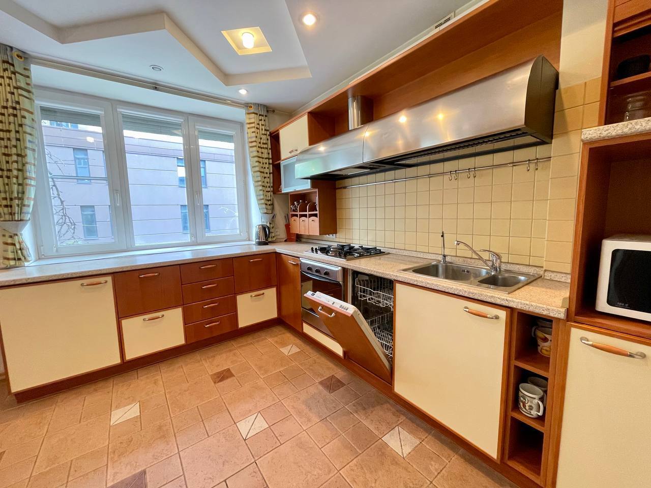 Оренда 3-кімнатної квартири 136 м², Володимира Вернадського вул.