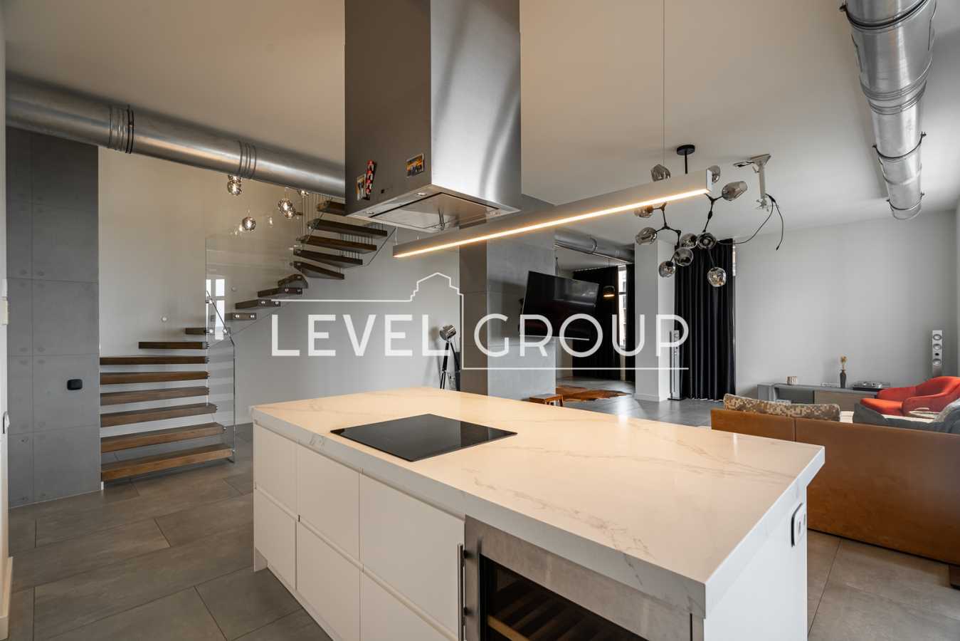 Продажа 3-комнатной квартиры 199.3 м², Глубочицкая ул., 32В