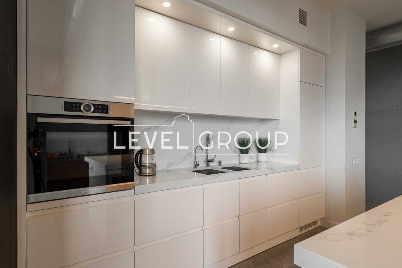 Продажа 3-комнатной квартиры 199.3 м², Глубочицкая ул., 32В