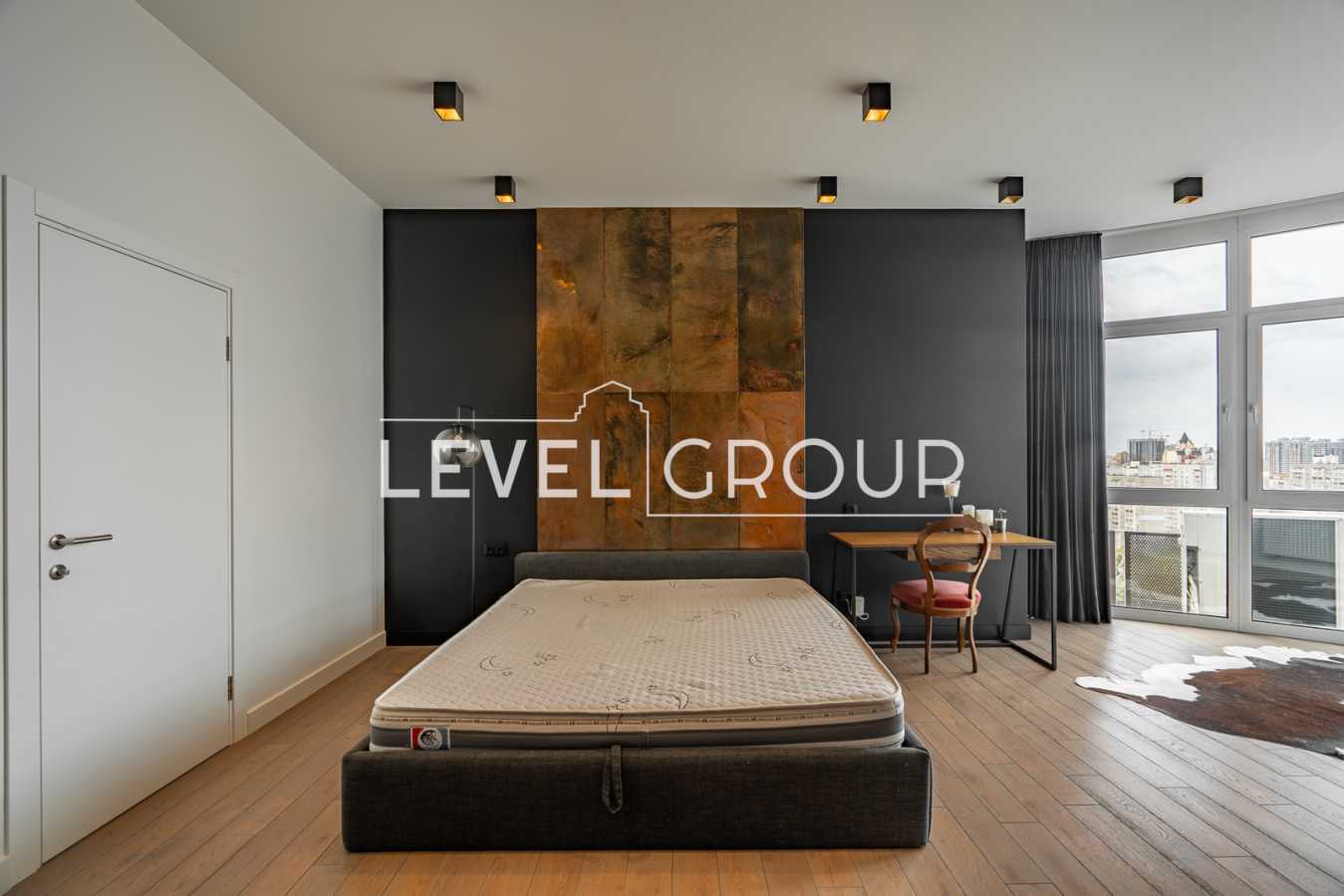 Продажа 3-комнатной квартиры 199.3 м², Глубочицкая ул., 32В