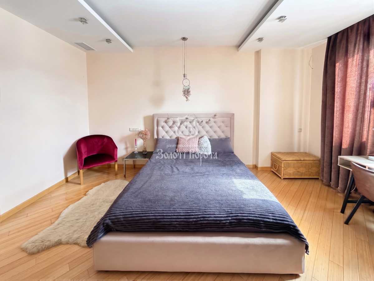 Продажа 4-комнатной квартиры 160 м², Жилянская ул., 59