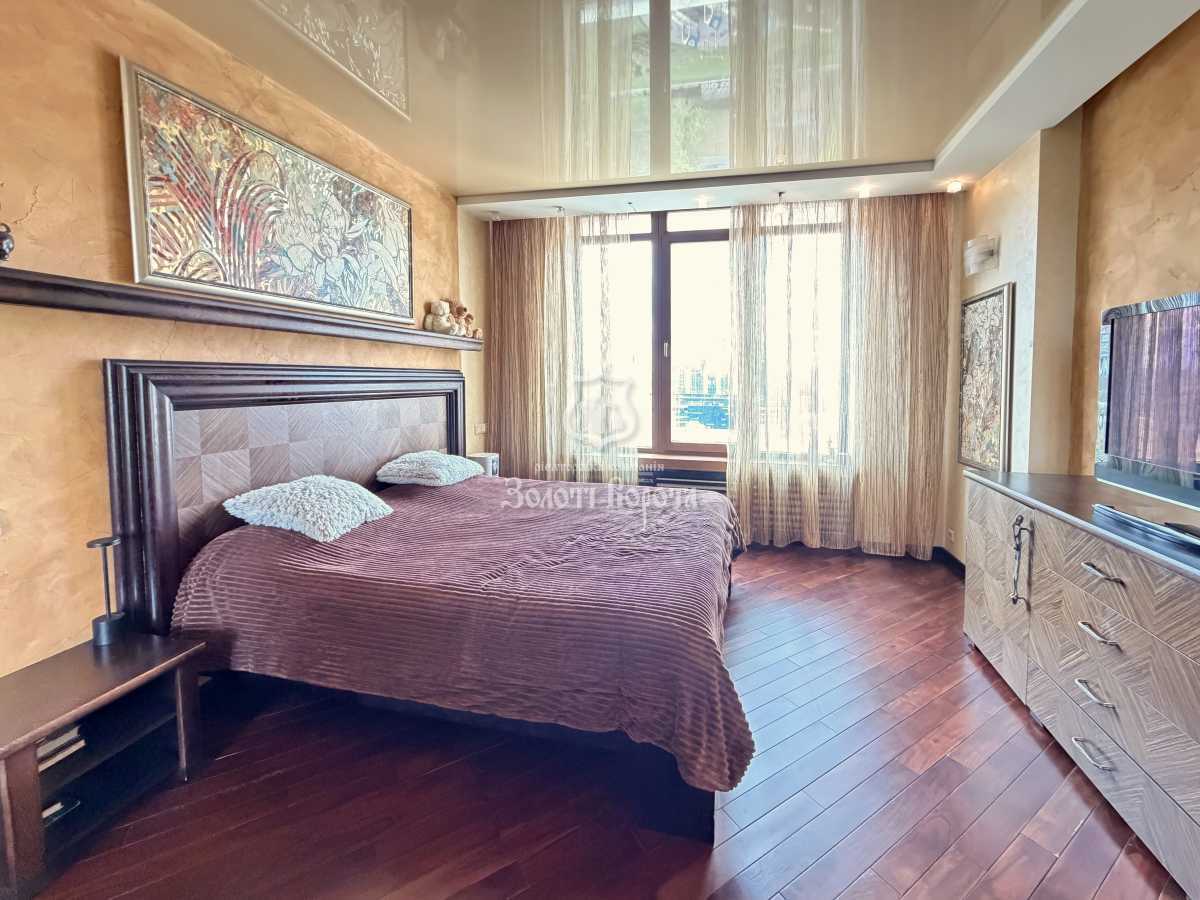 Продажа 4-комнатной квартиры 160 м², Жилянская ул., 59