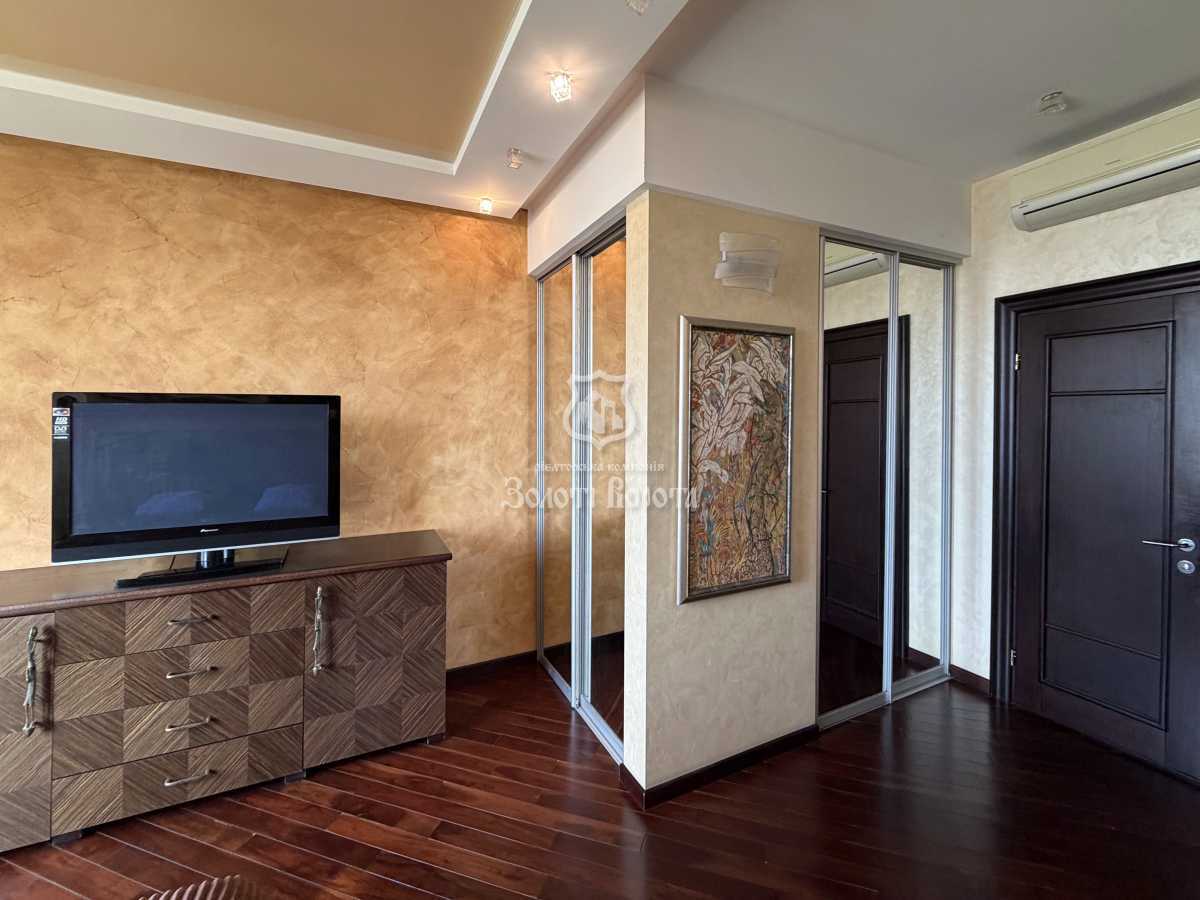 Продажа 4-комнатной квартиры 160 м², Жилянская ул., 59