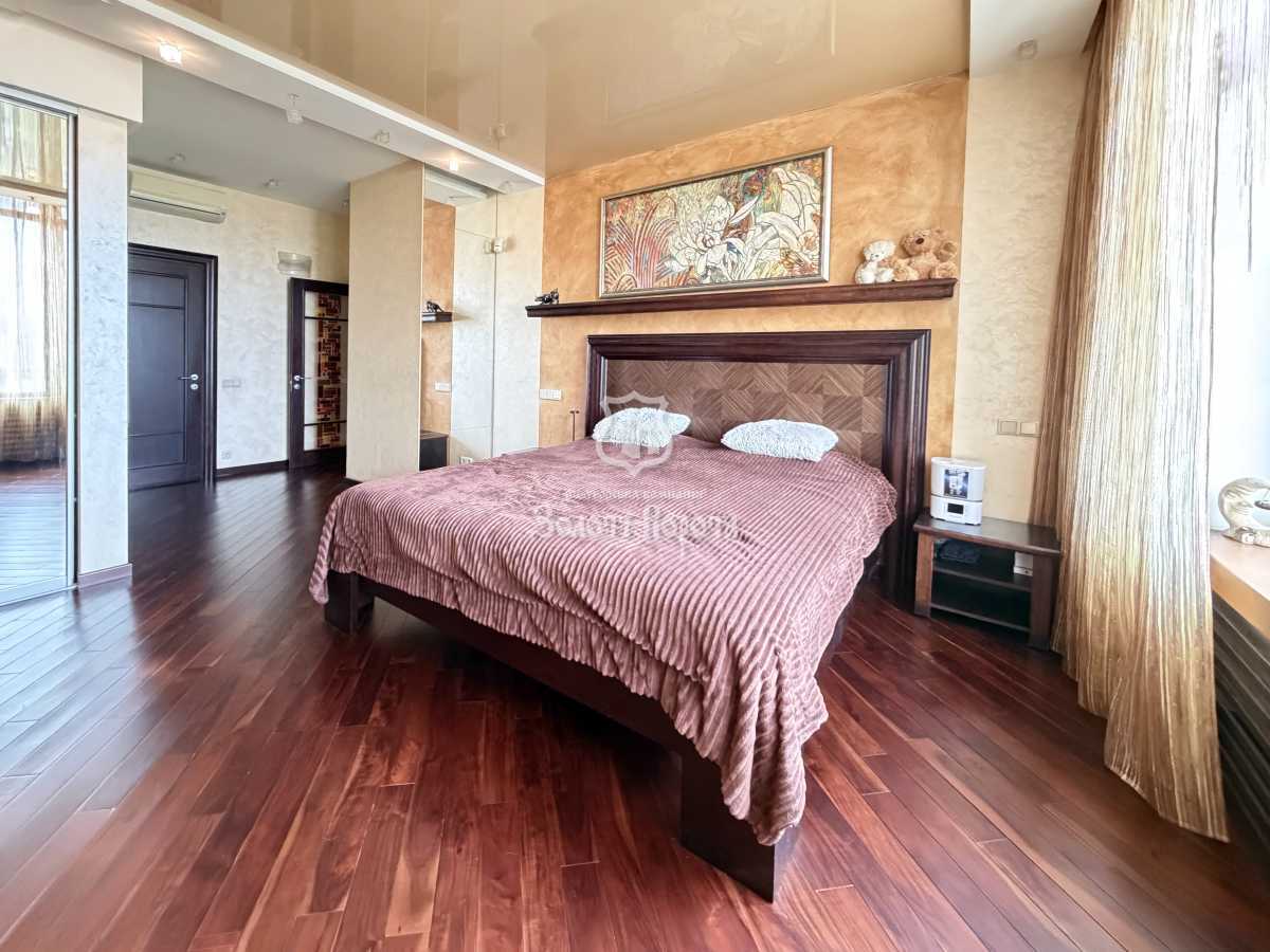 Продажа 4-комнатной квартиры 160 м², Жилянская ул., 59