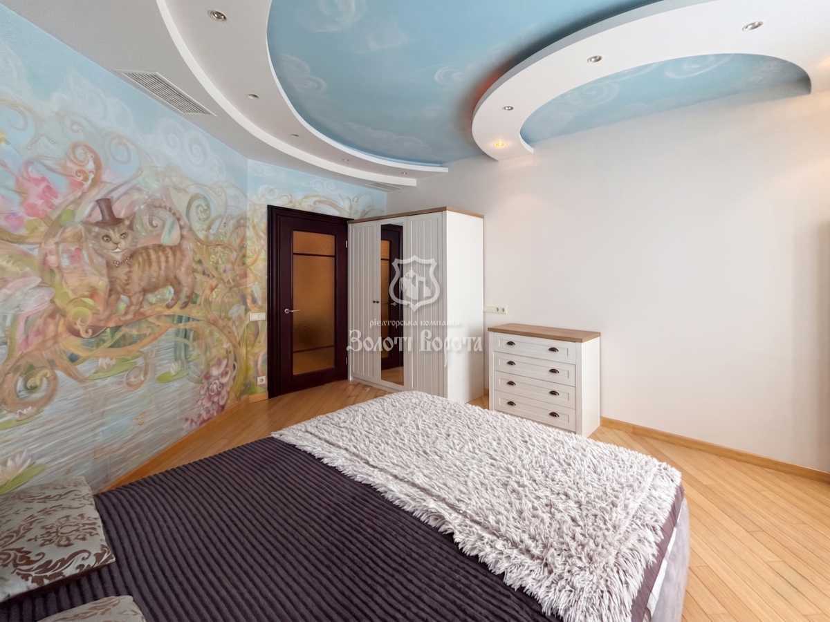 Продажа 4-комнатной квартиры 160 м², Жилянская ул., 59