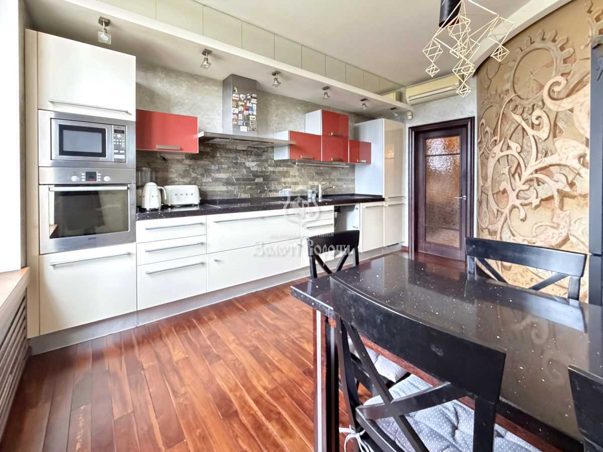Продажа 4-комнатной квартиры 160 м², Жилянская ул., 59