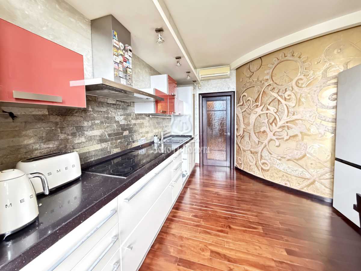 Продажа 4-комнатной квартиры 160 м², Жилянская ул., 59