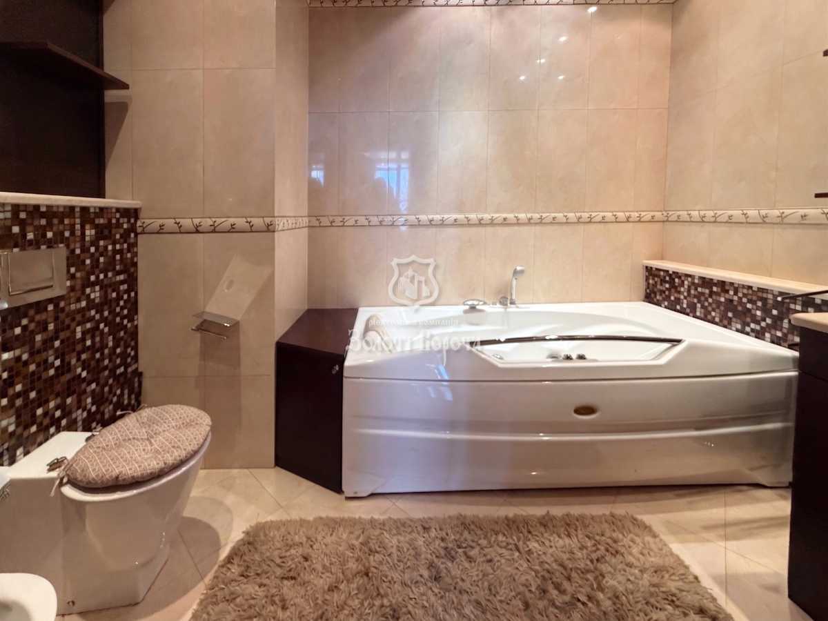 Продажа 4-комнатной квартиры 160 м², Жилянская ул., 59