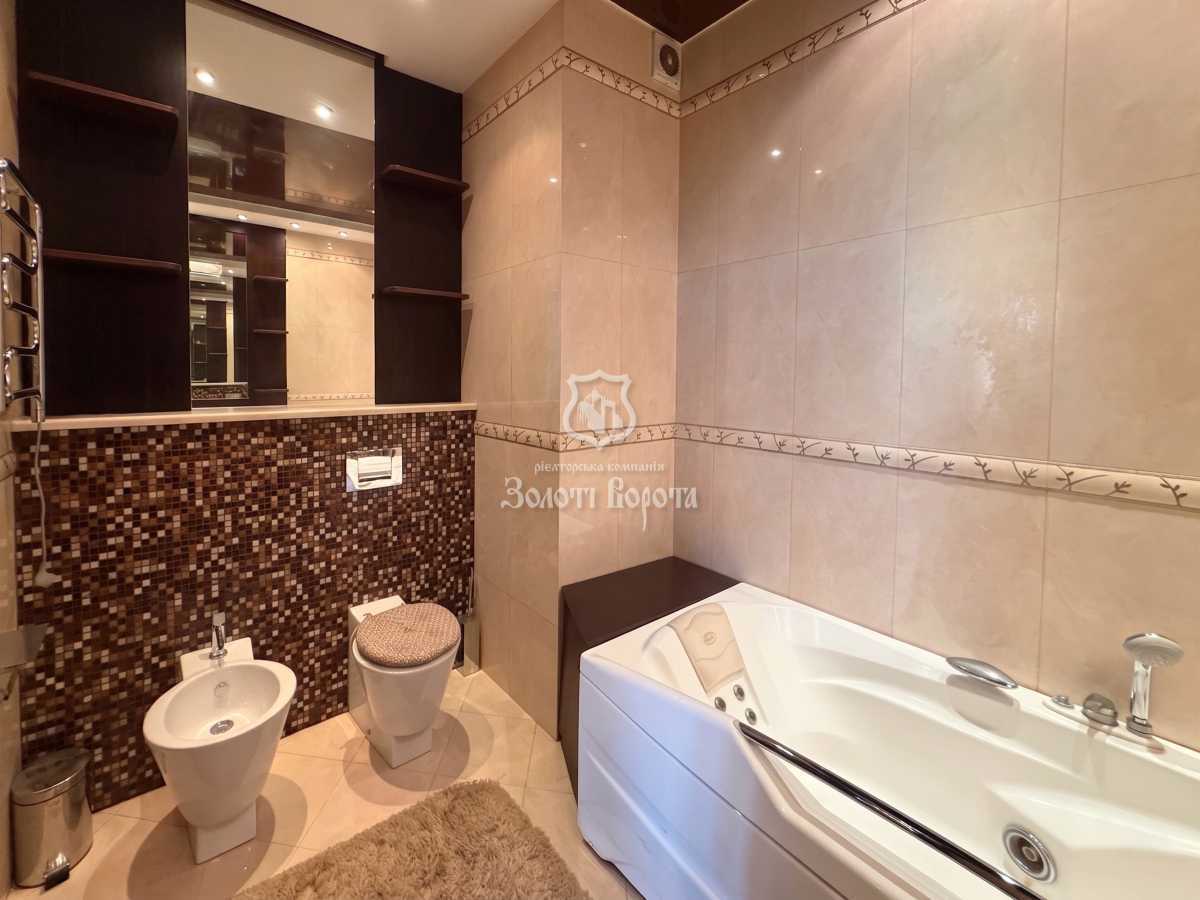 Продажа 4-комнатной квартиры 160 м², Жилянская ул., 59