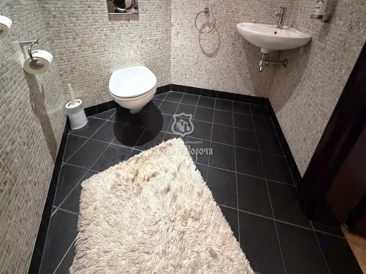 Продажа 4-комнатной квартиры 160 м², Жилянская ул., 59