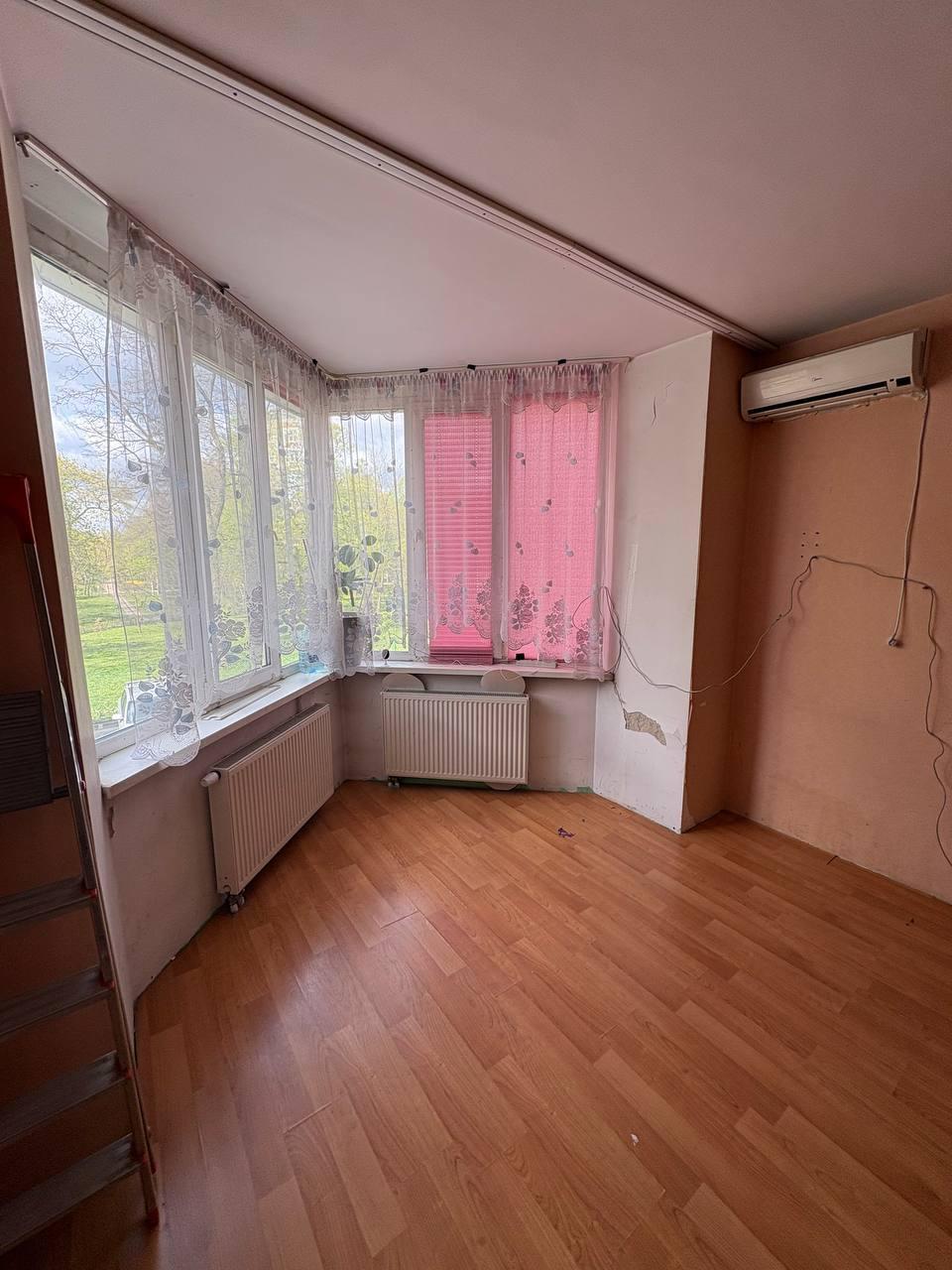 Продаж 2-кімнатної квартири 70 м², Салютна вул., 1Б