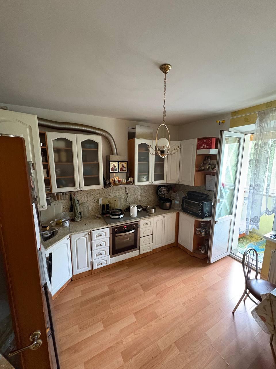 Продаж 2-кімнатної квартири 70 м², Салютна вул., 1Б