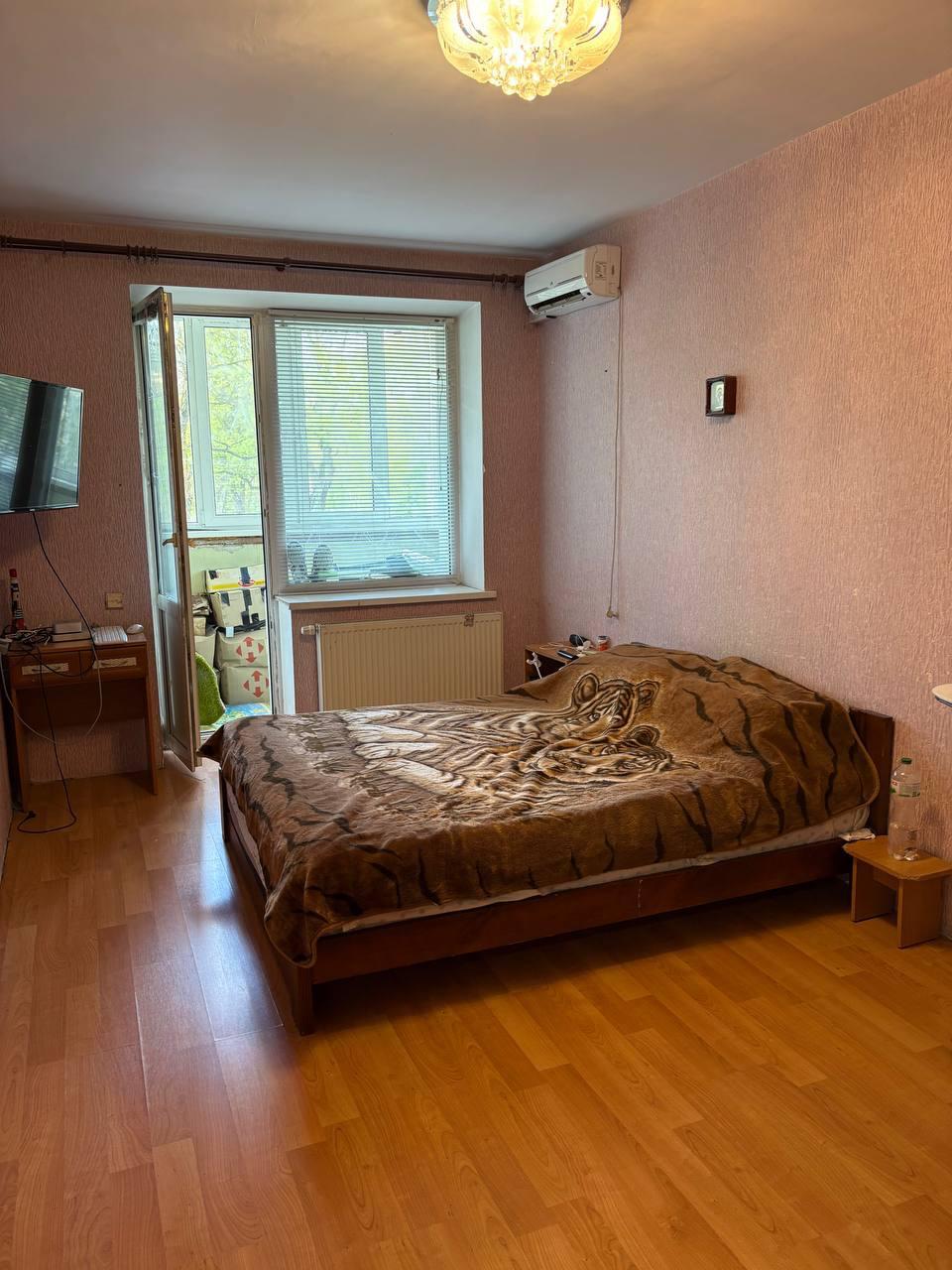Продаж 2-кімнатної квартири 70 м², Салютна вул., 1Б