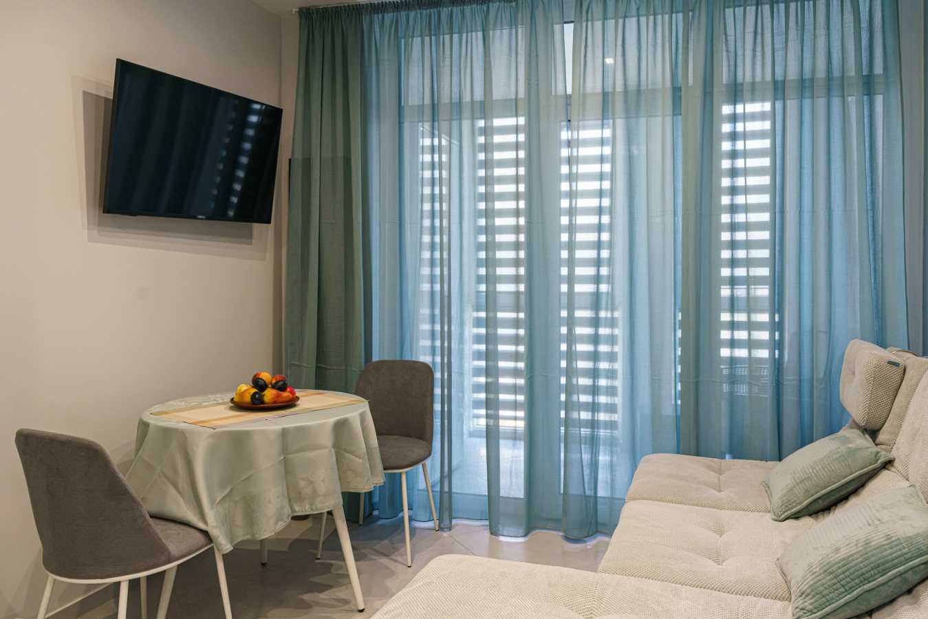 Оренда 1-кімнатної квартири 43.8 м², Салютна вул., 2