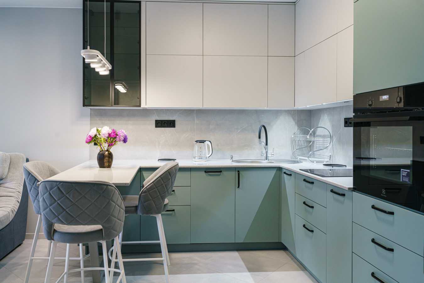 Оренда 1-кімнатної квартири 43.8 м², Салютна вул., 2