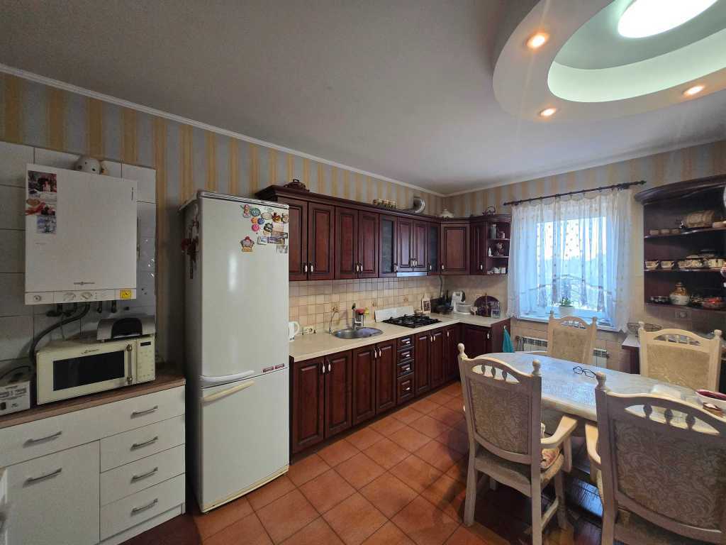 Продаж 4-кімнатної квартири 140.6 м², Незалежності