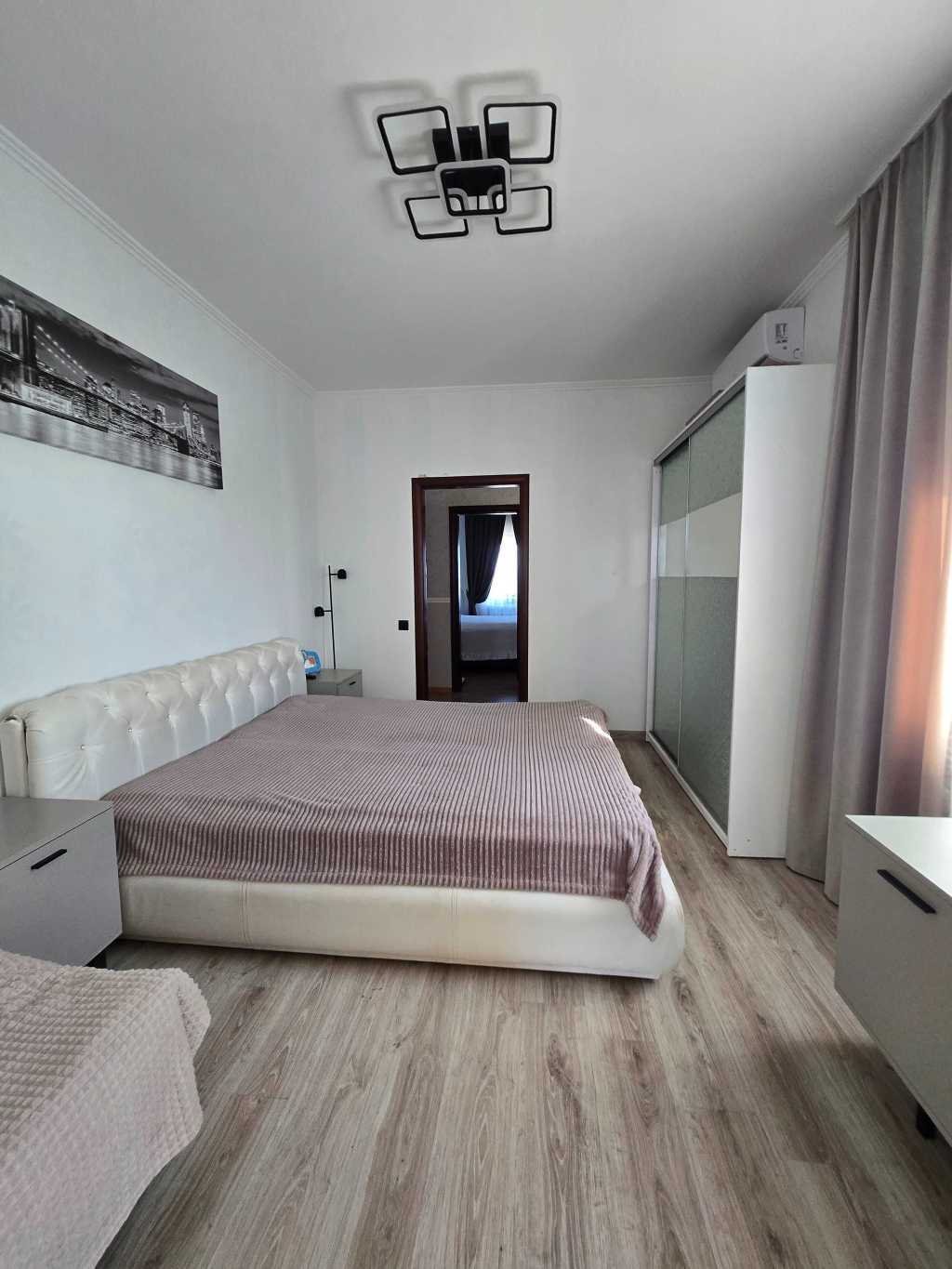 Продаж 4-кімнатної квартири 140.6 м², Незалежності