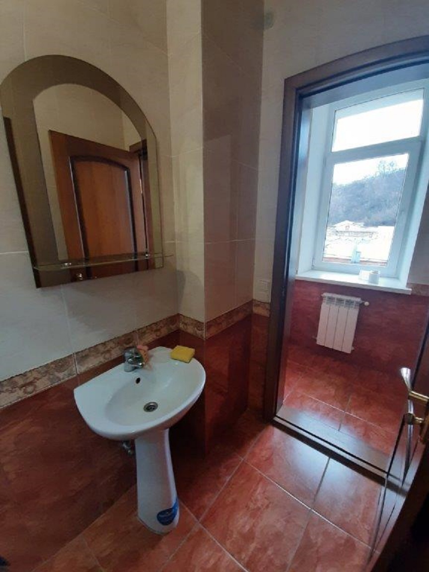 Оренда офісу 82 м², Кирилівська вул., 1