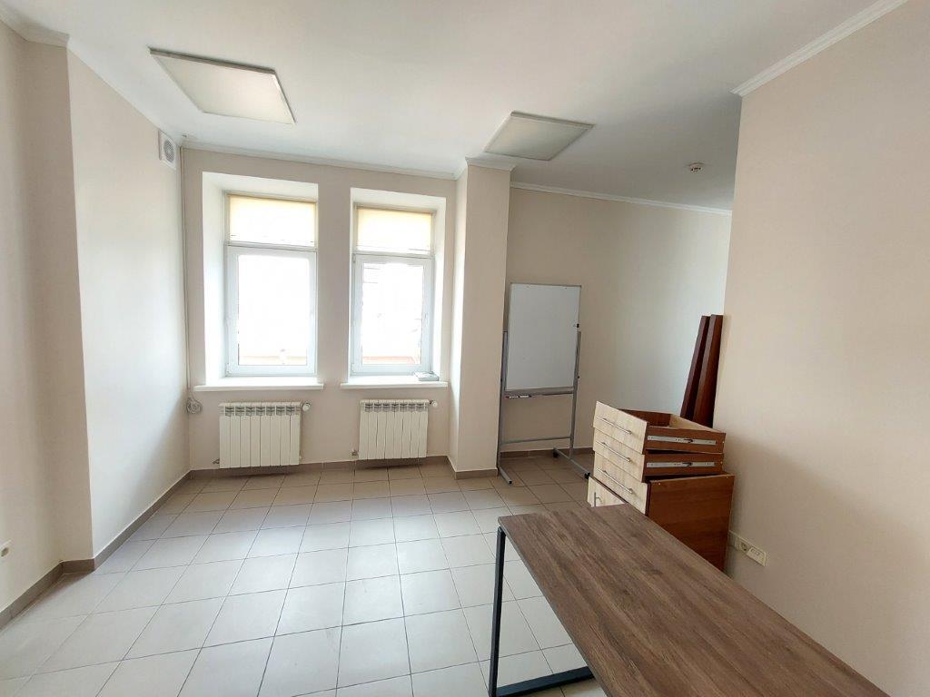 Оренда офісу 82 м², Кирилівська вул., 1